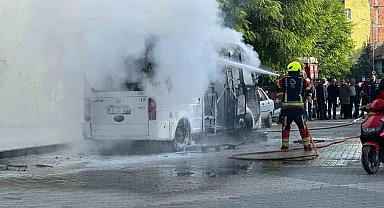 Dursunbey'de ticari araç yandı