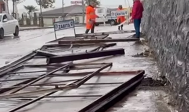 Düzce Akçakoca'da fırtına tabelaları devirdi