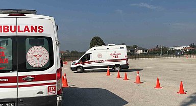 Düzce'de ambulans sürücüleri zorlu parkurlarda eğitim alıyor