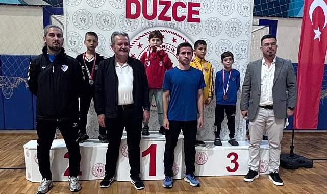 Düzce'de karate şampiyonasında 185 sporcu tatamiye çıktı