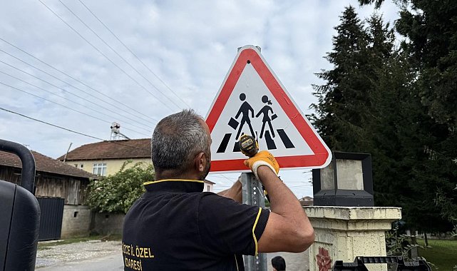 Düzce'de köylerde trafik levhaları yenileniyor