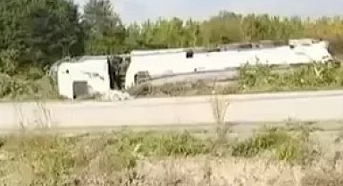Düzce'de benzin yüklü tanker devrildi
