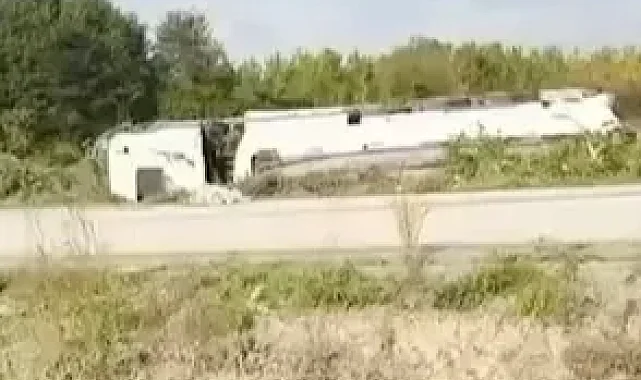 Düzce'de benzin yüklü tanker devrildi