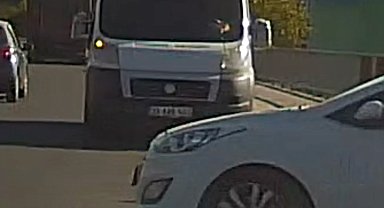 Düzce'de ters yönde ilerleyen minibüs trafiği tehlikeye düşürdü