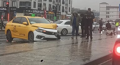 Düzce'de ticari taksi ile otomobil çarpıştı: 4 yaralı