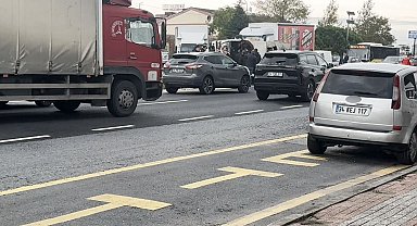 E-5 Karayolunda bariyerlere çarpan kamyon yan attı
