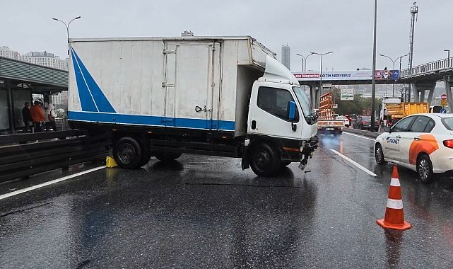 E-5'te trafiği kilitleyen kaza