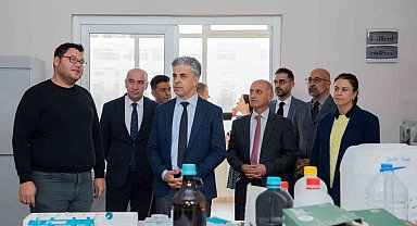 EBYÜ Rektörü Kuyrukluyıldız laboratuvarda incelemelerde bulundu