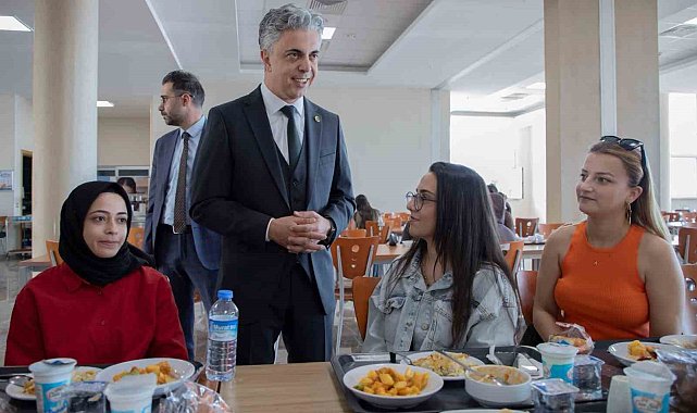 EBYÜ Rektörü Kuyrukluyıldız öğrencilerle bir araya geldi