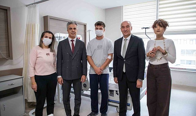 EBYÜ Rektörü Kuyrukluyıldız'dan tedavi gören öğrencilere ziyaret