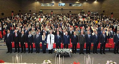 EBYÜ'de 2026-2027 akademik yılı törenle başladı