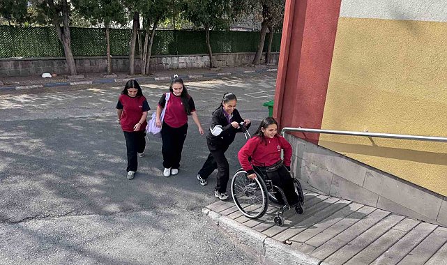 Ecrin engelini arkadaşlarıyla aşıyor