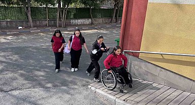 Ecrin engelini arkadaşlarıyla aşıyor