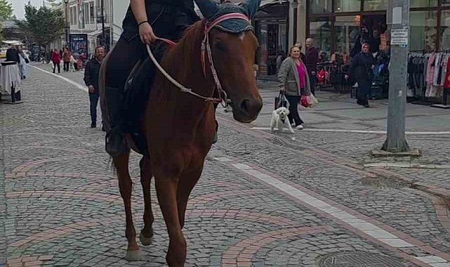 Edirne'de atıyla caddelerde gezen kadın ilgi odağı oldu