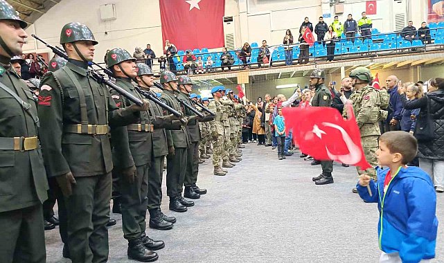 Edirne'de Cumhuriyet coşkusuna bayraklı küçük çocuk damga vurdu