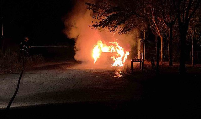 Edirne'de park halindeki otomobil alev alev yandı