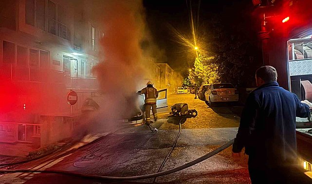 Edirne'de park halindeki otomobil alevlere teslim oldu