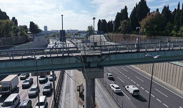 Edirnekapı Metrobüs durağında üst geçit çilesi: Geçici denildi, aylardır kapalı kaldı