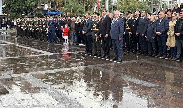 Edremit'te Cumhuriyet Bayramı kutlamaları çelenk sunma töreniyle başladı