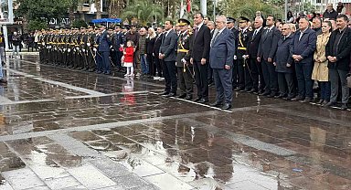 Edremit'te Cumhuriyet Bayramı kutlamaları çelenk sunma töreniyle başladı