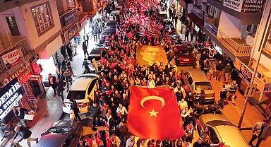 Efeler'de Cumhuriyet yürüyüşü