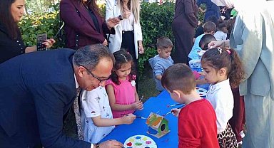 Efeler'de minik eller kuşlar için yuva yaptı