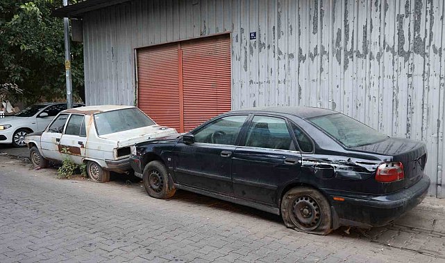 Efeler'de terk edilmiş hurda araçlar vatandaşların korkulu rüyası oldu