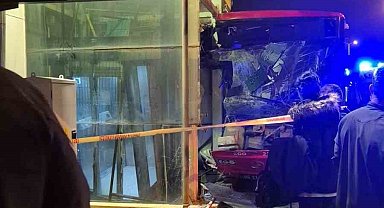 EGO otobüsü üst geçit asansörüne çarptı: 24 yaralı