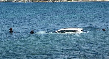 El frenini çekmeyi unuttular, otomobil denize uçtu