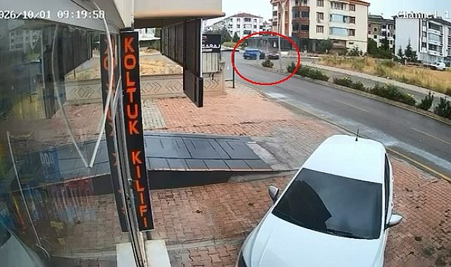 Elazığ'da 3 kişinin yaralandığı kaza, güvenlik kamerasına yansıdı