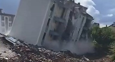Elazığ'da ağır hasarlı bina, tek dokunuşla yerle bir oldu