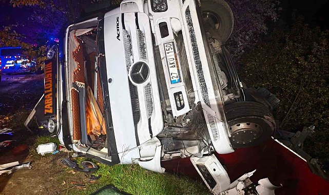 Elazığ'da kamyon devrildi: Sıkışan sürücüyü ekipler kurtardı