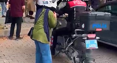 Elazığ'da KPSS'ye geç kalanlar, polisler tarafından yetiştirildi