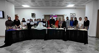 Elazığ'da kursu tamamlayan kadınlara sertifikaları verildi
