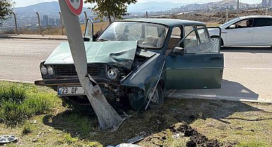 Elazığ'da otomobil aydınlatma direğine çarptı: 2 yaralı