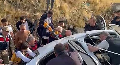 Elazığ'da otomobil şarampole yuvarlandı: 3 yaralı