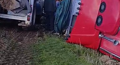 Elazığ'da pancar yüklü tır devrildi