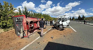 Elazığ'da traktör ile minibüs çarpıştı: 1 yaralı