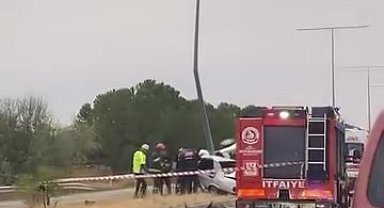 Elektrik direğine çarpan TOFAŞ ikiye bölündü: 1 ölü