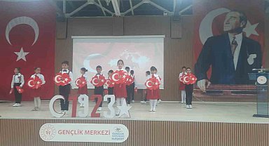 Eleşkirt'te 29 Ekim Cumhuriyet Bayramı coşkusu: Miniklerin gösterileri beğeni topladı