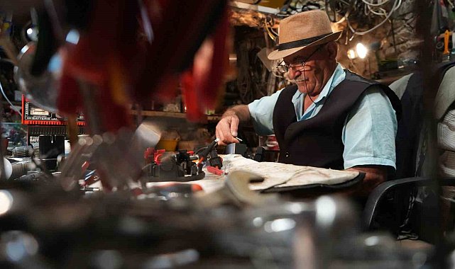 Emekli oldu, samanlığı atölyeye çevirdi: Komşularının bozulan eşyalarını ücretsiz tamir ediyor