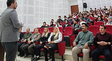Emet MYO'da yeni öğrencilere üniversite hayatına uyum eğitimi