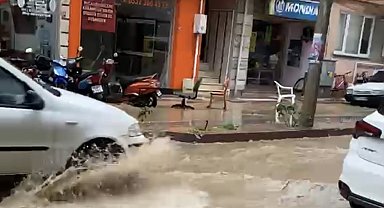 Erdek'te sağanak yağış sonrası Hükümet Caddesi göle döndü