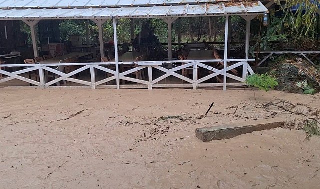 Erzincan - Erzurum karayolunda sel nedeniyle ulaşım aksadı