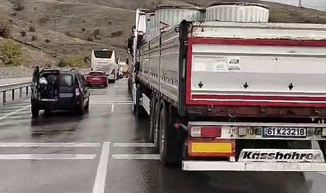 Erzincan-Erzurum yolunda yağış nedeniyle kontrolden çıkan tırlar çarpıştı, ulaşım durdu