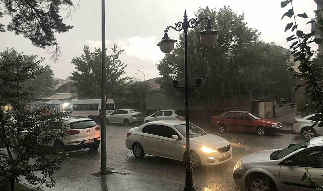 Erzincan'da fındık büyüklüğünde dolu yağdı