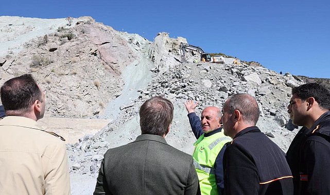 Erzincan'da heyelan nedeniyle demir yolu ve kara yolunda yürütülen çalışmalar incelendi