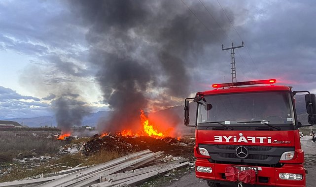 Erzincan'da hurdalık yangını