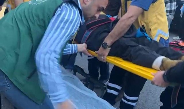 Erzincan'da motosiklet yayaya çarpma anı güvenlik kamerasına yansıdı: 2 ağır yaralı