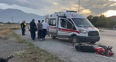 Erzincan'da motosikletle savrulan sürücü yaralandı